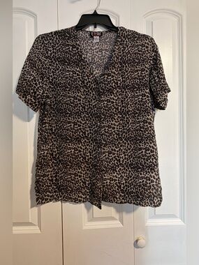 VTG Quo-Silk Short Sleeve V-Neck Leopard Print Blouse - - Brown/Black